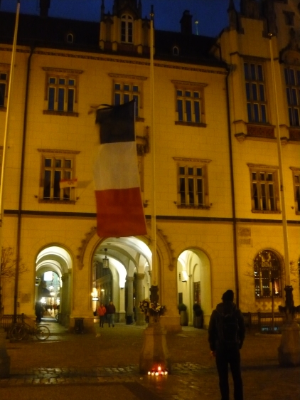 Le drapeaux en berne devant l'Hôtel de Ville