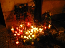 Les bougies, les fleurs devant l'Alliance Française