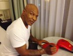 Mike Tyson transmet ses gants de boxe aux enchères